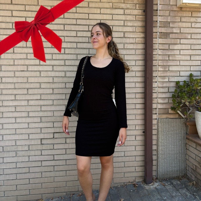 Vestido Corto Negro "Silueta Perfecta"