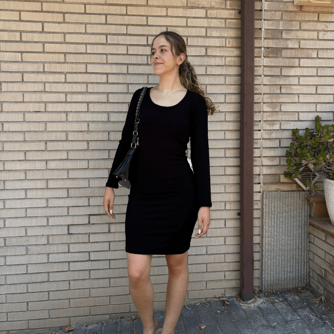 Vestido Corto Negro "Silueta Perfecta" - Femme Finds